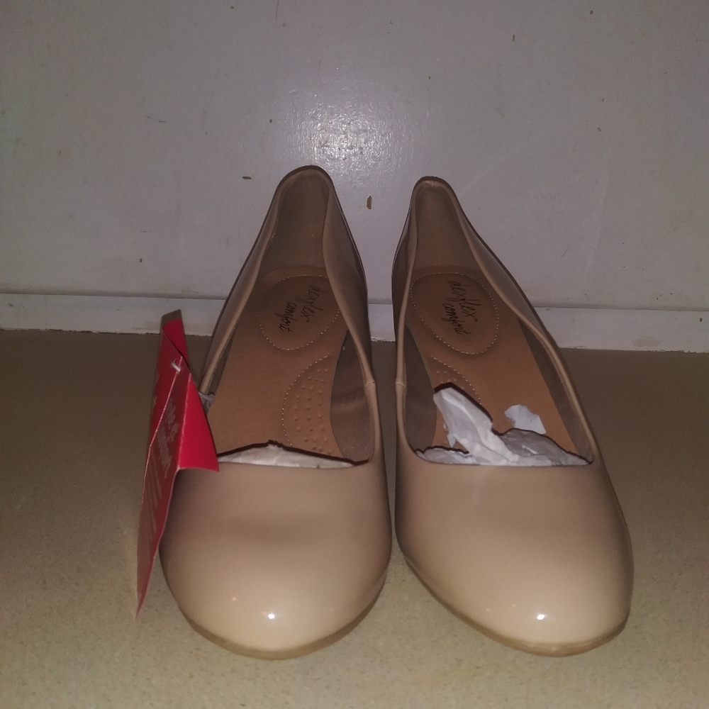 Nwt..Women's DexFlex Comfort HeelsSize/9Color/Be
